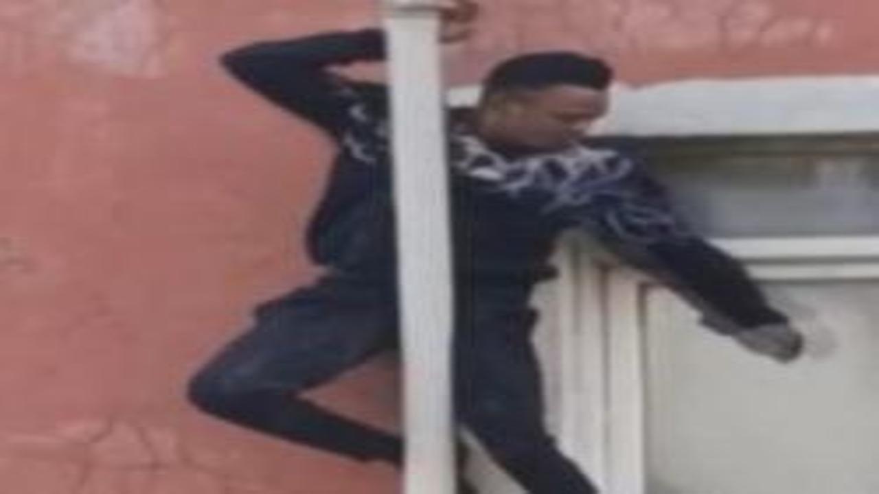 Sultangazi'de yangından kurtulmak için borulara tutunan adamın düştüğü anlar kamerada