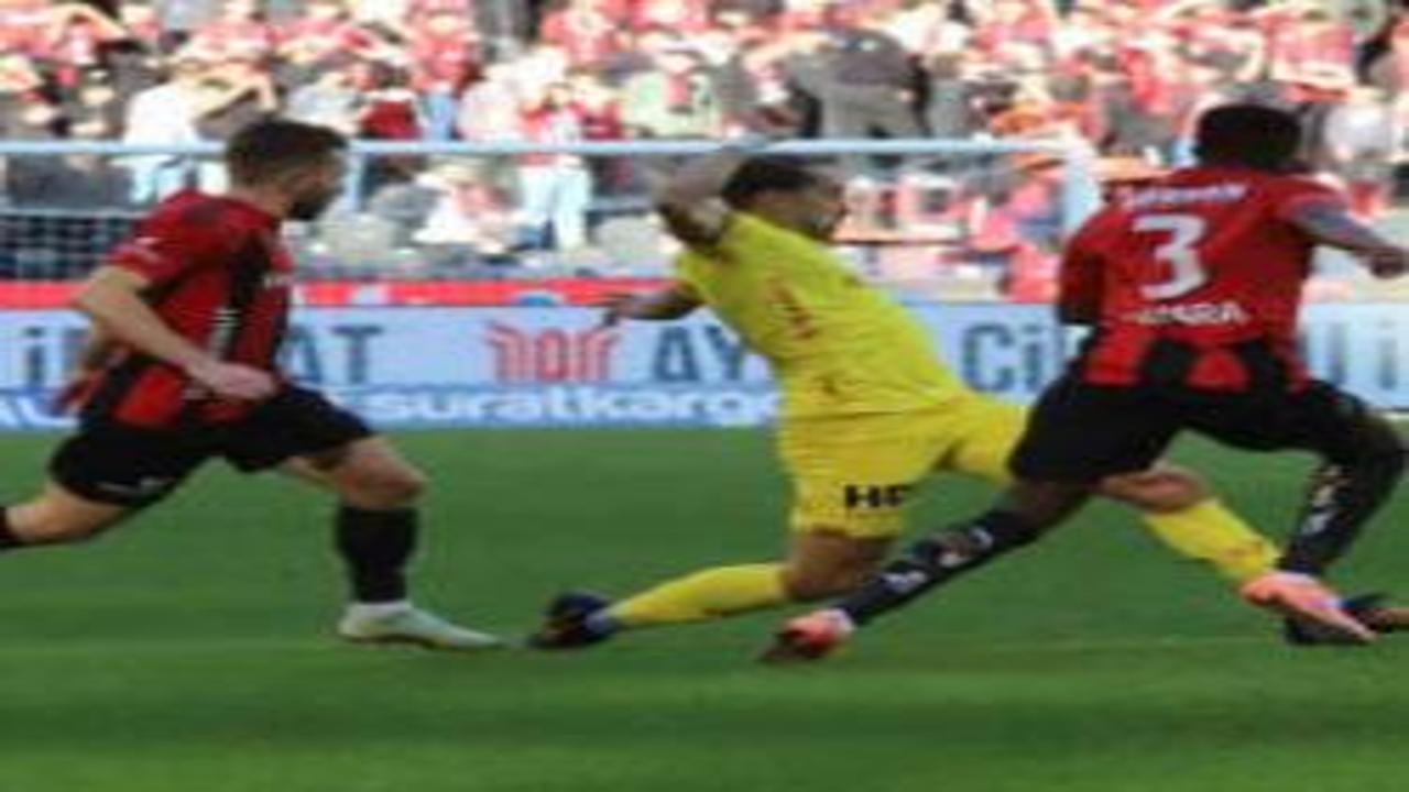 Gaziantep FK, penaltıyı kaçırdı! Göztepe 3 puanı ikinci yarıda kaptı