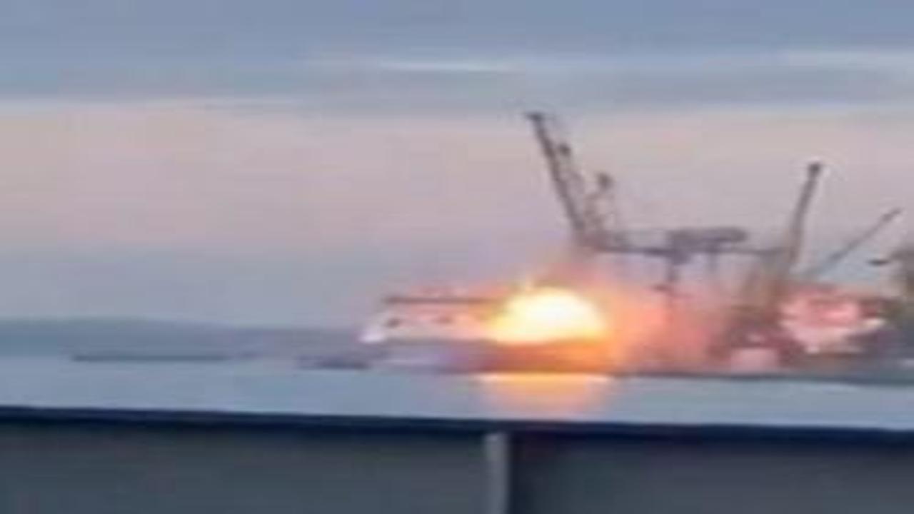 Türk gemisinin Ukrayna limanında vurulma anı kameralara yansıdı