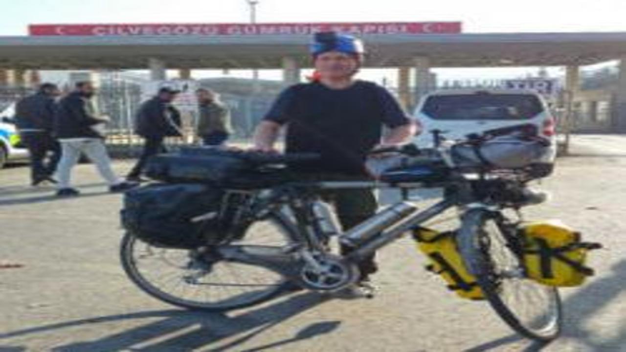 Umre için bisikletle yola çıktı, 3 bin 450 kilometre pedal çevirip Medine'ye ulaştı
