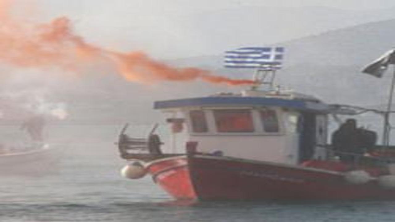 Yunanistan'da çiftçiler Selanik Limanı'nı kapattı