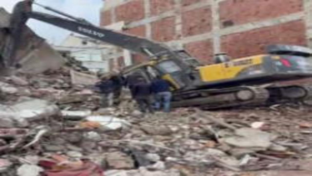 Zeytinburnu'nda kontrollü yıkımda beton parçaları düştü: Bir işçi yaralandı