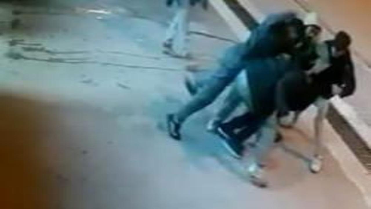 4’e karşı 1: Tekme ve yumruklarla saldırdılar, ısırarak kulağını kopardılar