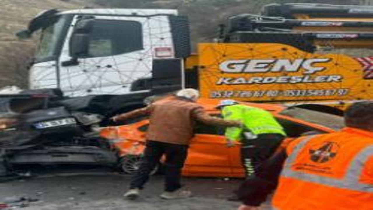 Ankara'da vinç, 13 araca çarptı; yaralılar var!