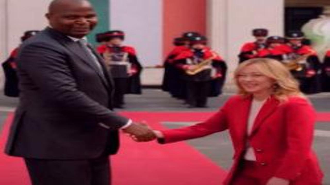 Başbakan Meloni Mozambikli liderle görüştü: Boy farkı dikkat çekti