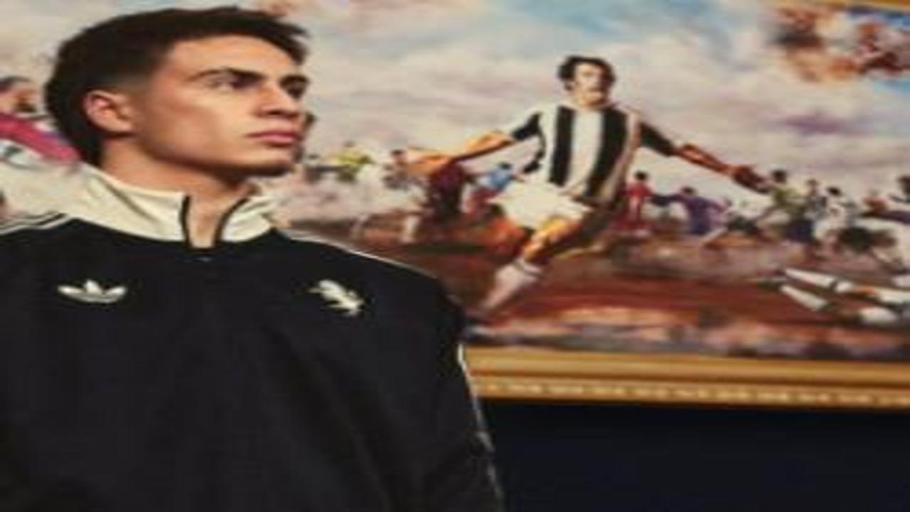 Efsane futbolcu için hazırlanan özel formayı Kenan Yıldız'la tanıttılar