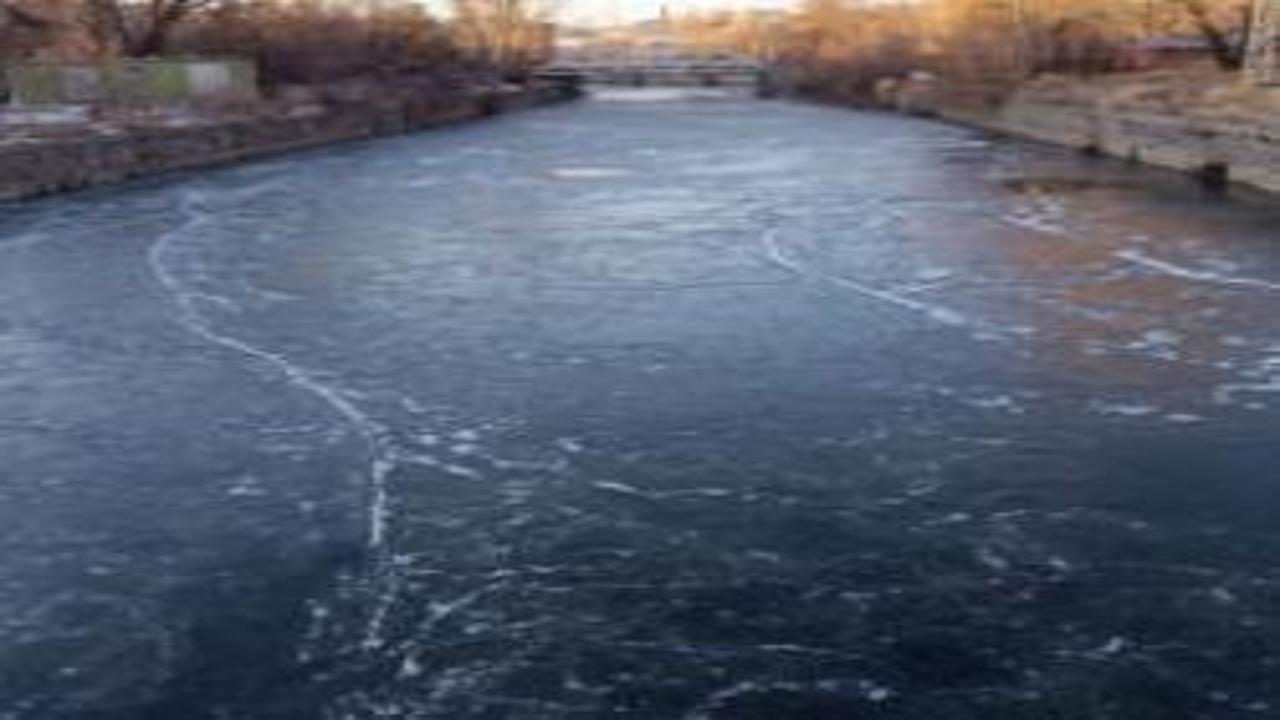 Kars eksi 15’i gördü: Kars Çayı 1 günde buz tuttu