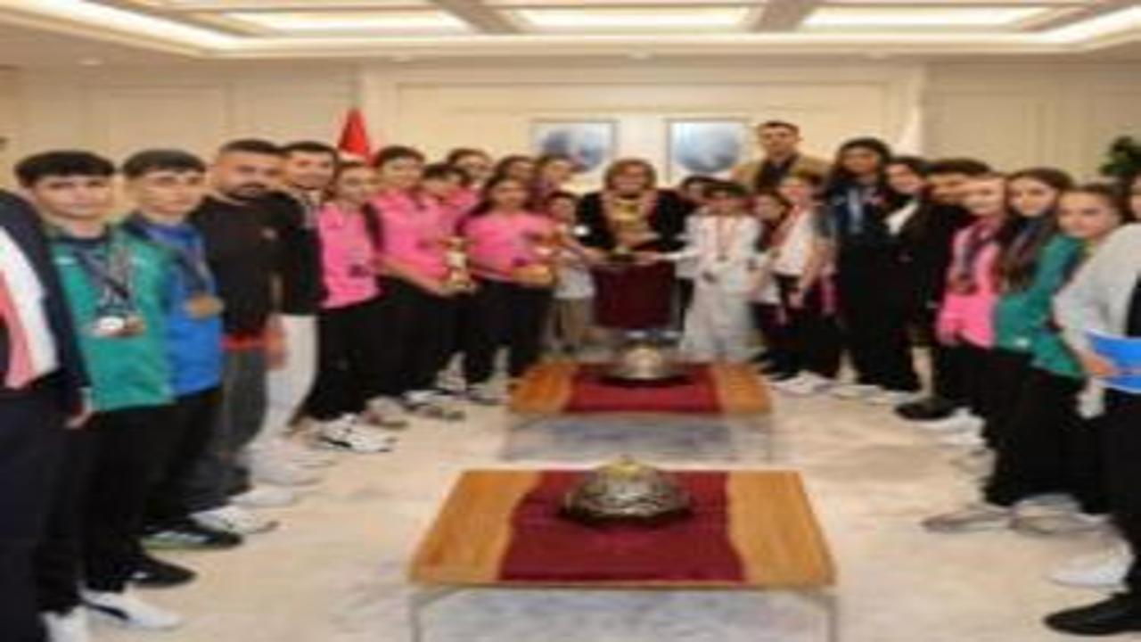 Gaziantep'in şampiyonları, Fatma Şahin ile bir araya geldi