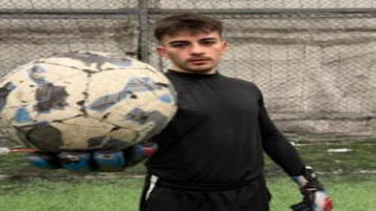 Genç kaleci üniversite masrafını halı sahada çıkarıyor