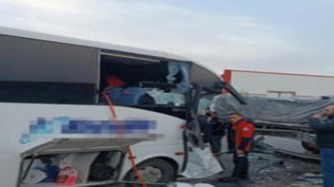 Kayseri OSB'de can pazarı! İşçi servisi TIR’a çarptı: 22 yaralı