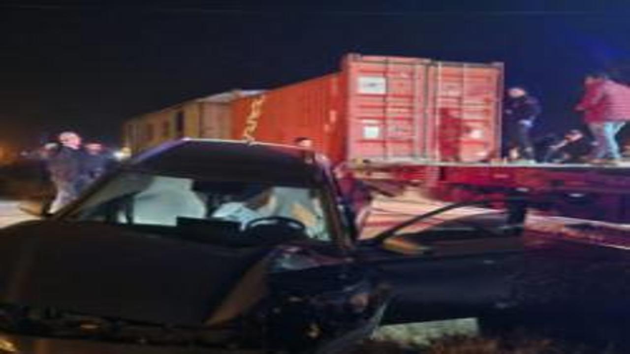 Malatya'da yük treni otomobile çarptı: 5 yaralı