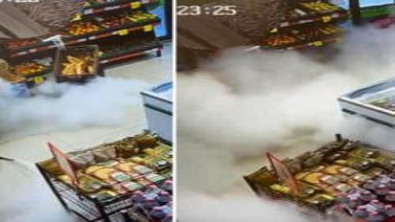 Markette yangın tüpü yere düşünce çalışan panikle kaçıştı