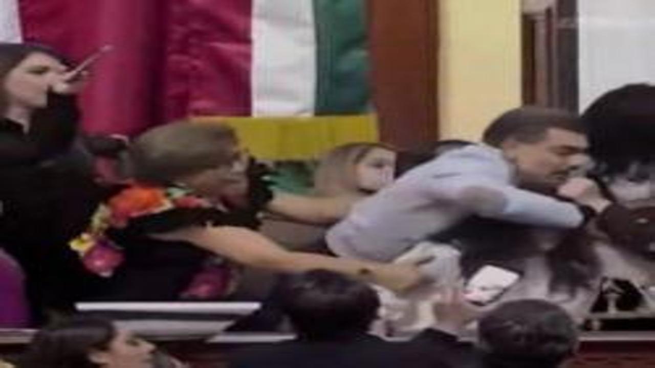 Meksika kongresinde milletvekilleri arasında kavga çıktı