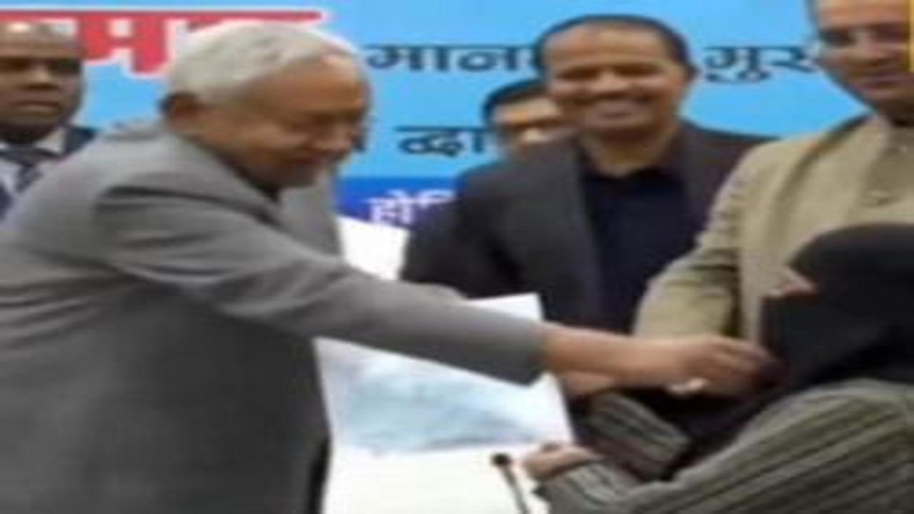 Başbakan Müslüman kadının örtüsünü indirdi! Hindistan'da tepki çeken anlar