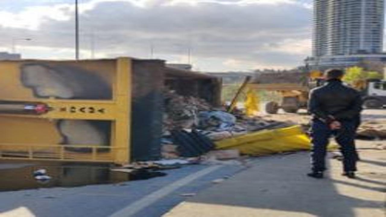 Refüje çarpan hafriyat kamyonu karşı şeride geçip devrildi