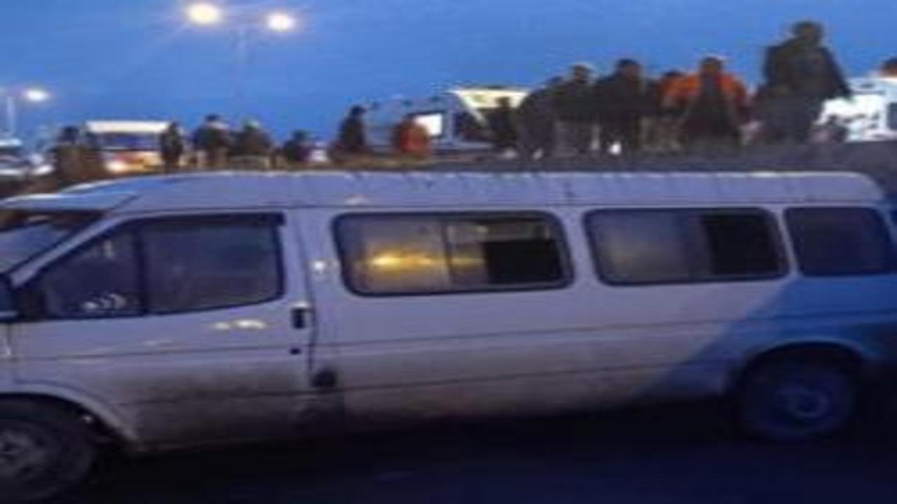 Sinop'ta servis minibüsü ile otomobil çarpıştı: 1 ölü, 10 yaralı