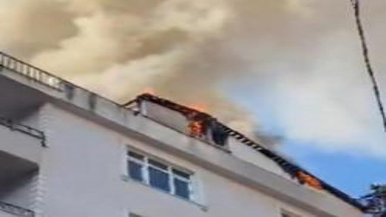 Tuzla'da 6 katlı binanın çatısında çıkan yangın söndürüldü
