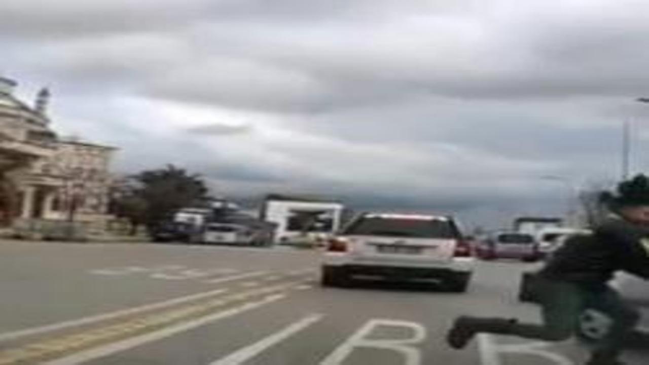 Ümraniye'de yol verme kavgası: Kaskıyla araca vurdu