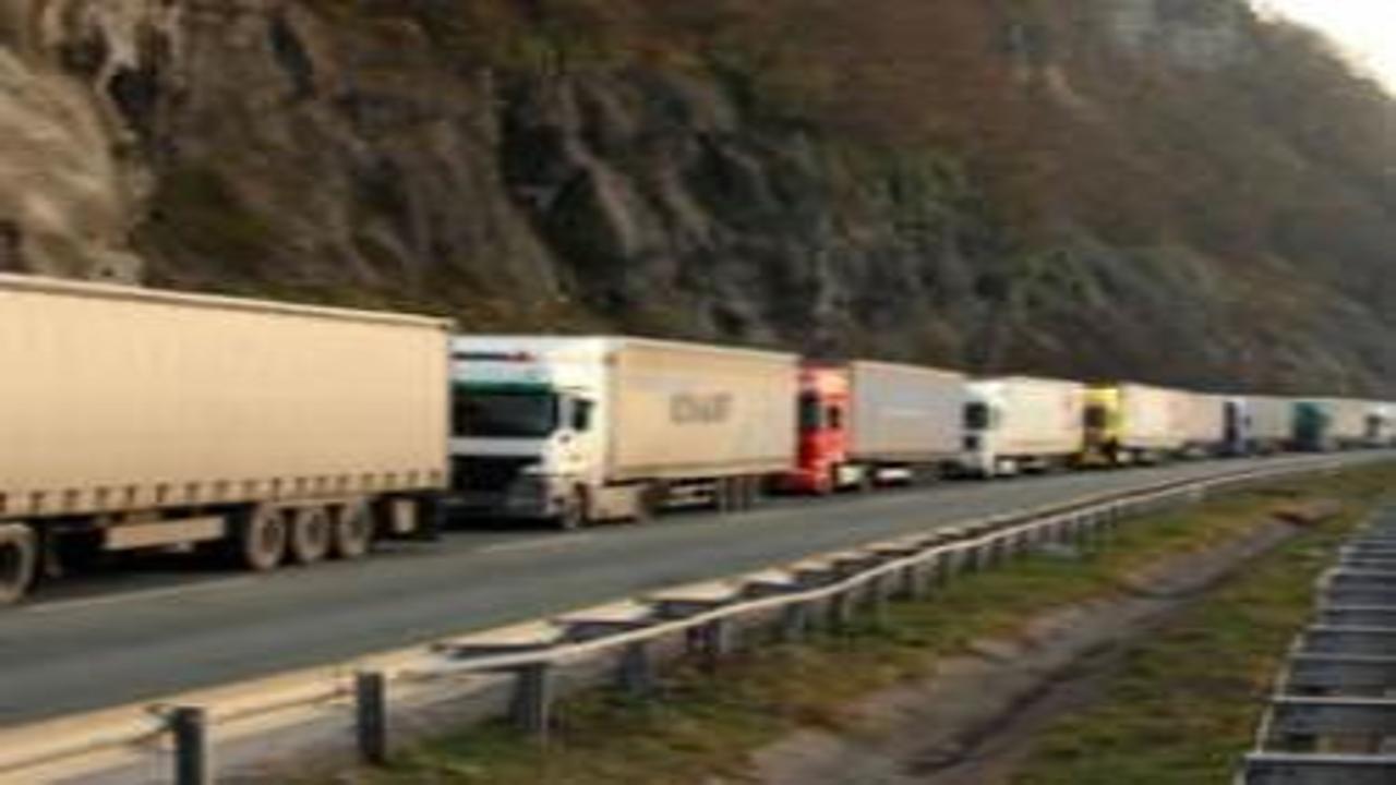 Sınır kapısındaki kriz sürüyor: Türk TIR'ları geçiş yapamıyor!