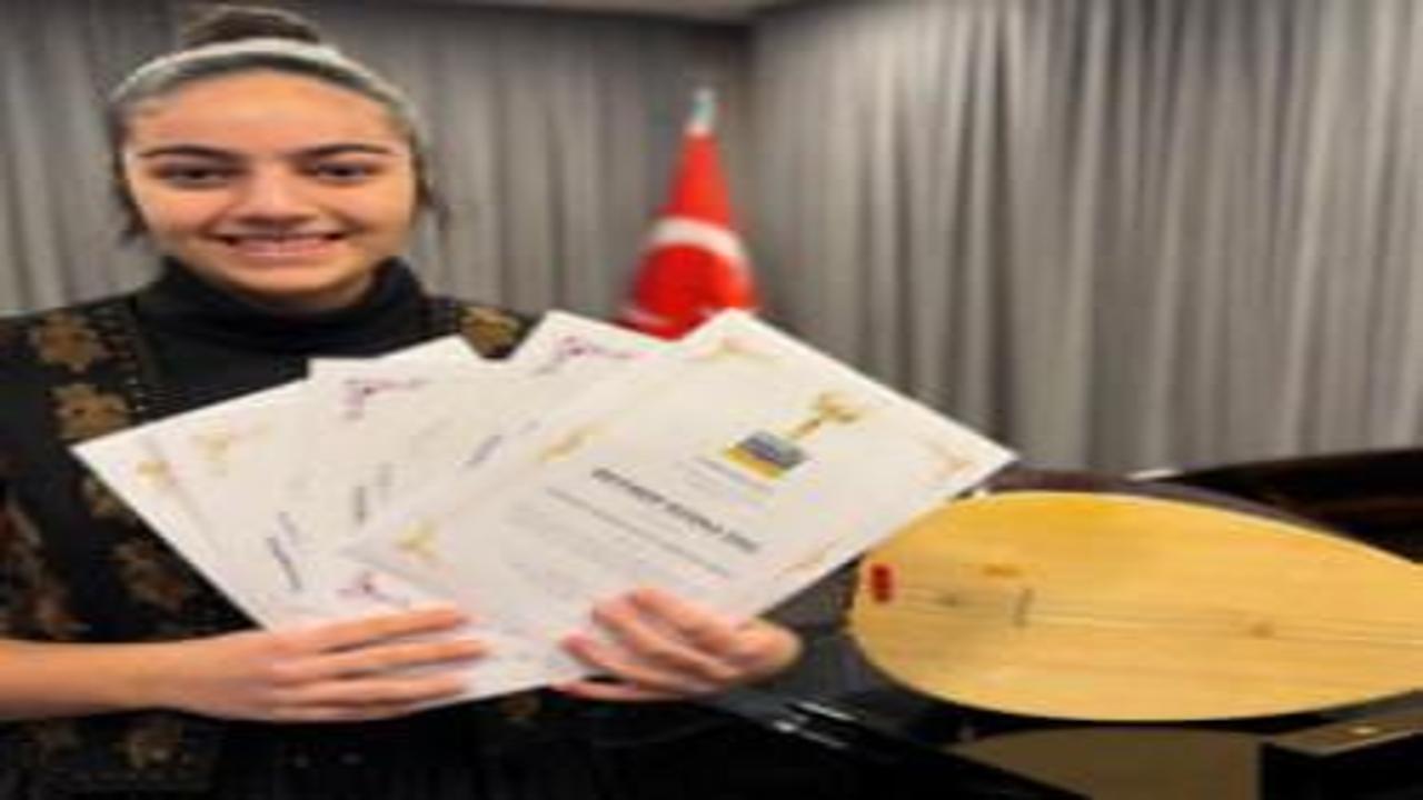 Liseli Zeynep'ten uluslararası başarı: 3 yarışmada 9 ödül
