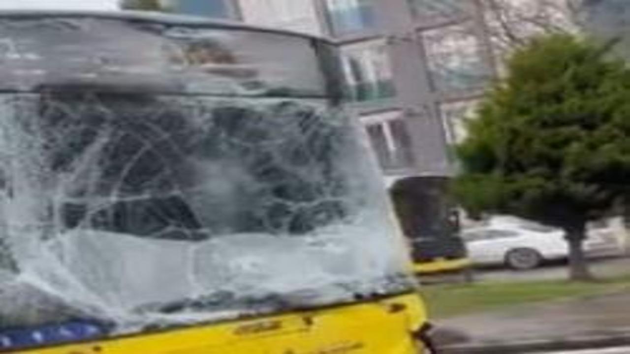 Sancaktepe'de 2 İETT otobüsü çarpıştı: Yaralılar var!