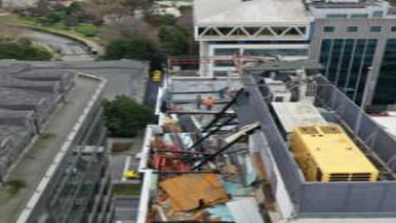 Şişli'de otelin kaçak yapıları yıkıldı