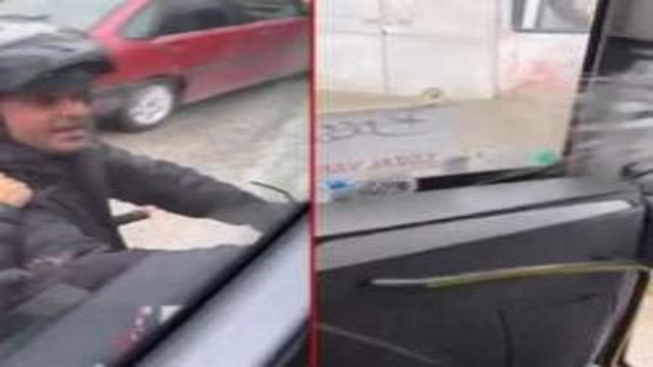 Yol verme kavgası! Kaskıyla camı kırdı