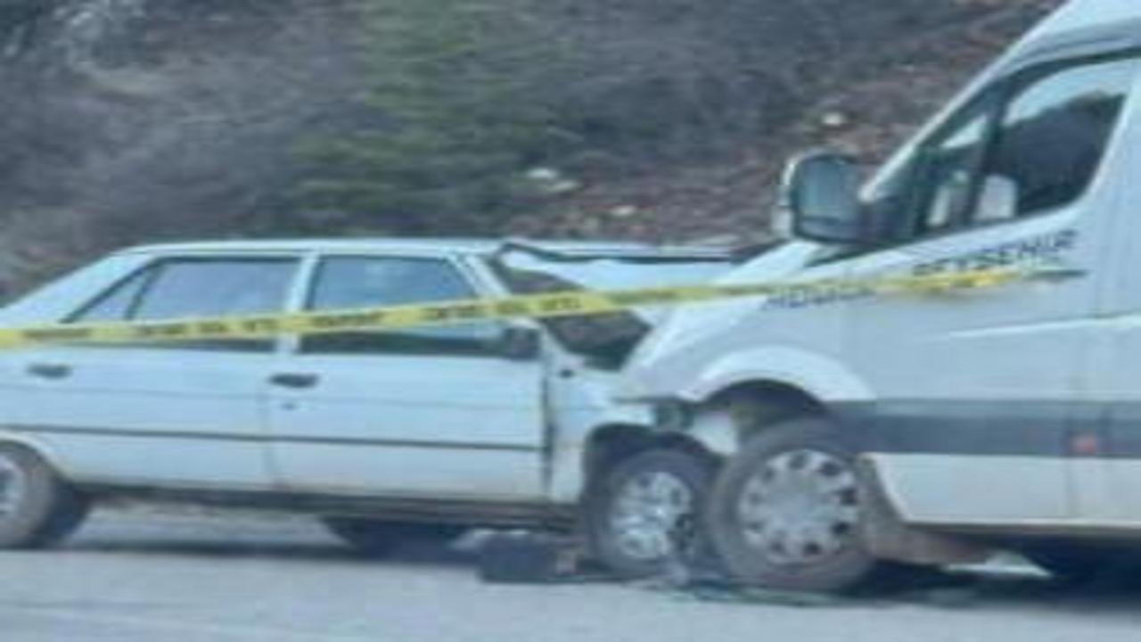 Konya'da otomobil ile yolcu minibüsü çarpıştı: 1 ölü, 1 yaralı