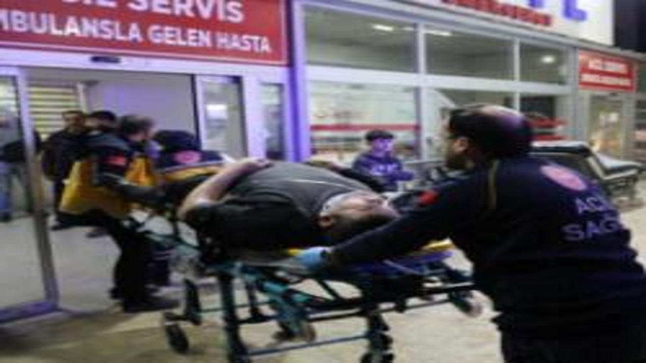 Adana'da fabrika işçilerini taşıyan minibüs devrildi: 13 yaralı