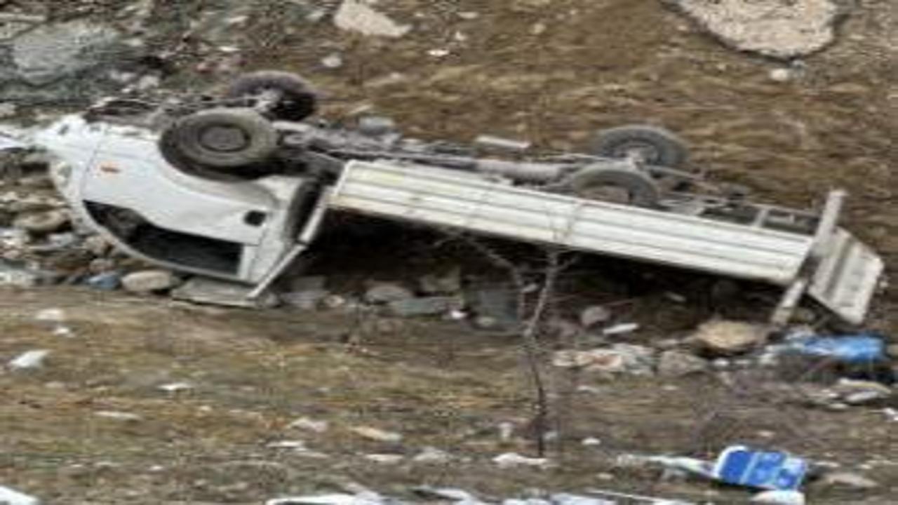 Kamyonet şarampole devrildi: 2 yaralı!