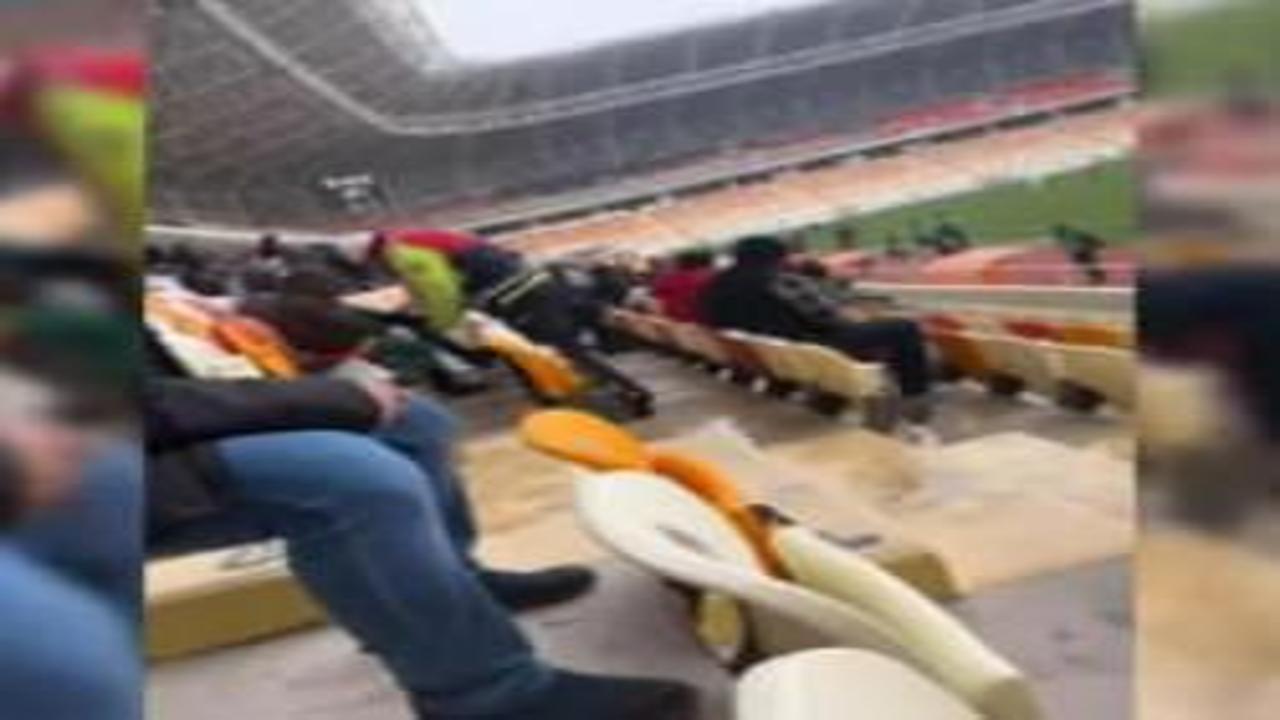 Maçta üşüyen çocuğa çoraplarını vermişti: O polis memuruna ödül