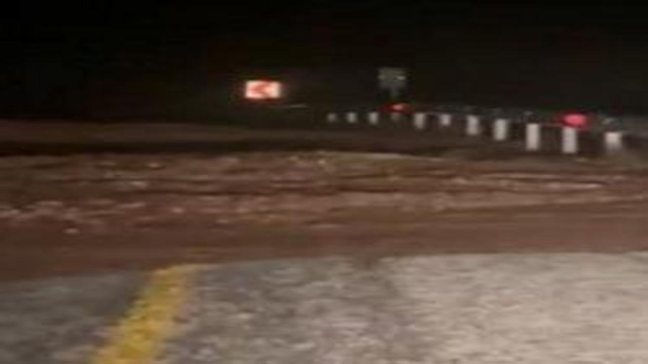 Marmaris'te sağanak yağış etkili oldu, yollar dereye döndü