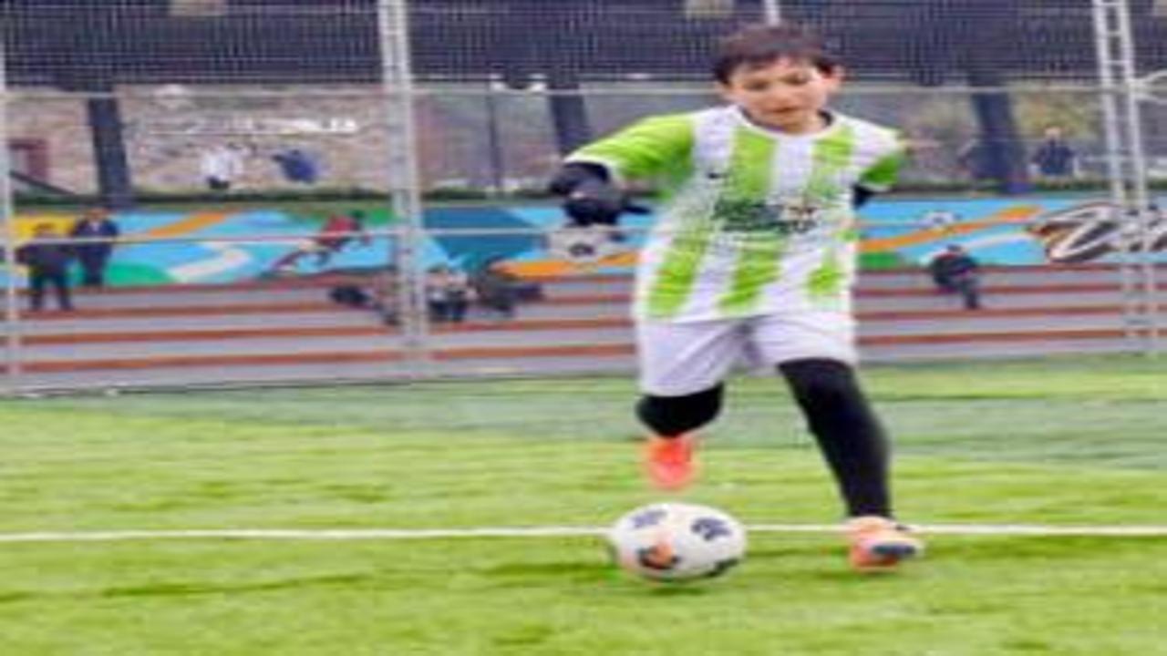 Minik kramponlar, 'Sömestır Kupası' için Ümraniye'de ter döküyor