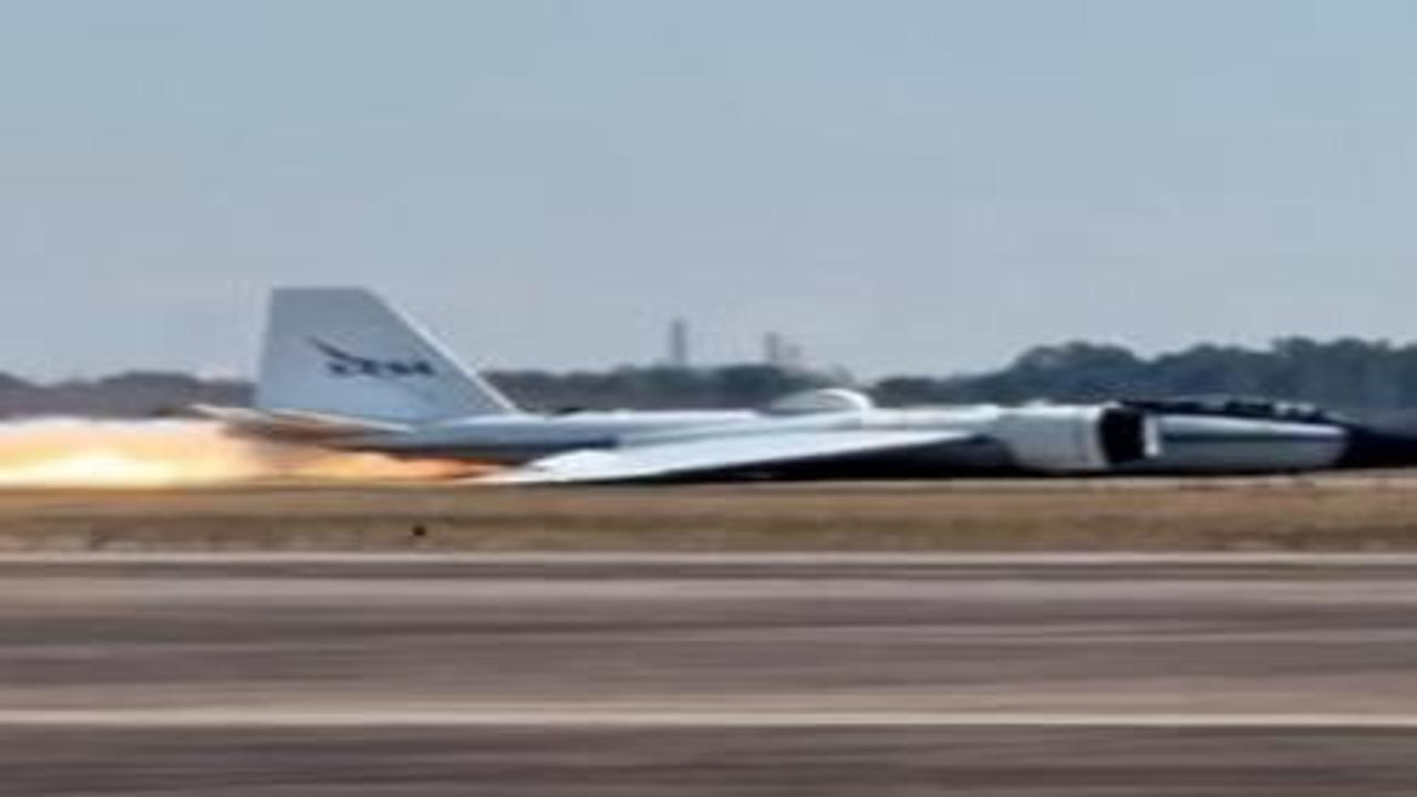 NASA uçağının iniş takımları açılmadı! Gövde üzerine iniş yaptı