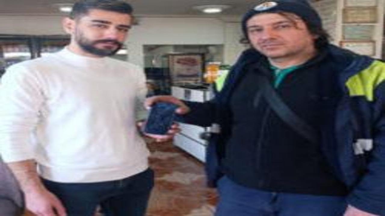 Parkta temizlik yaparken telefon buldu!