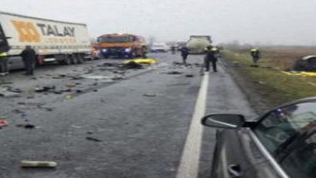 Taraftarları taşıyan araç tırla çarpıştı! 7 kişi öldü