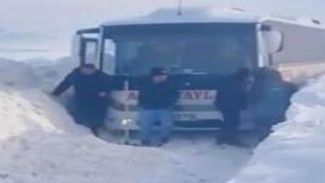 Yolcu midibüsü kara saplandı, mahsur kalanları muhtar kurtardı