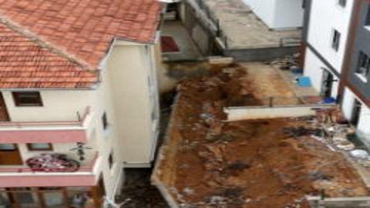 Ankara'da gece yarısı panik: İstinat duvarı çöktü, 5 bina boşaltıldı