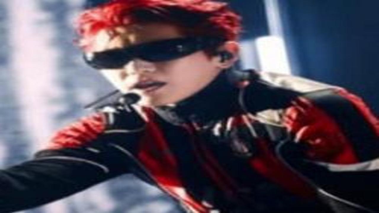 Güney Koreli şarkıcı sahneye 3. Lig ekibinin formasıyla çıktı!