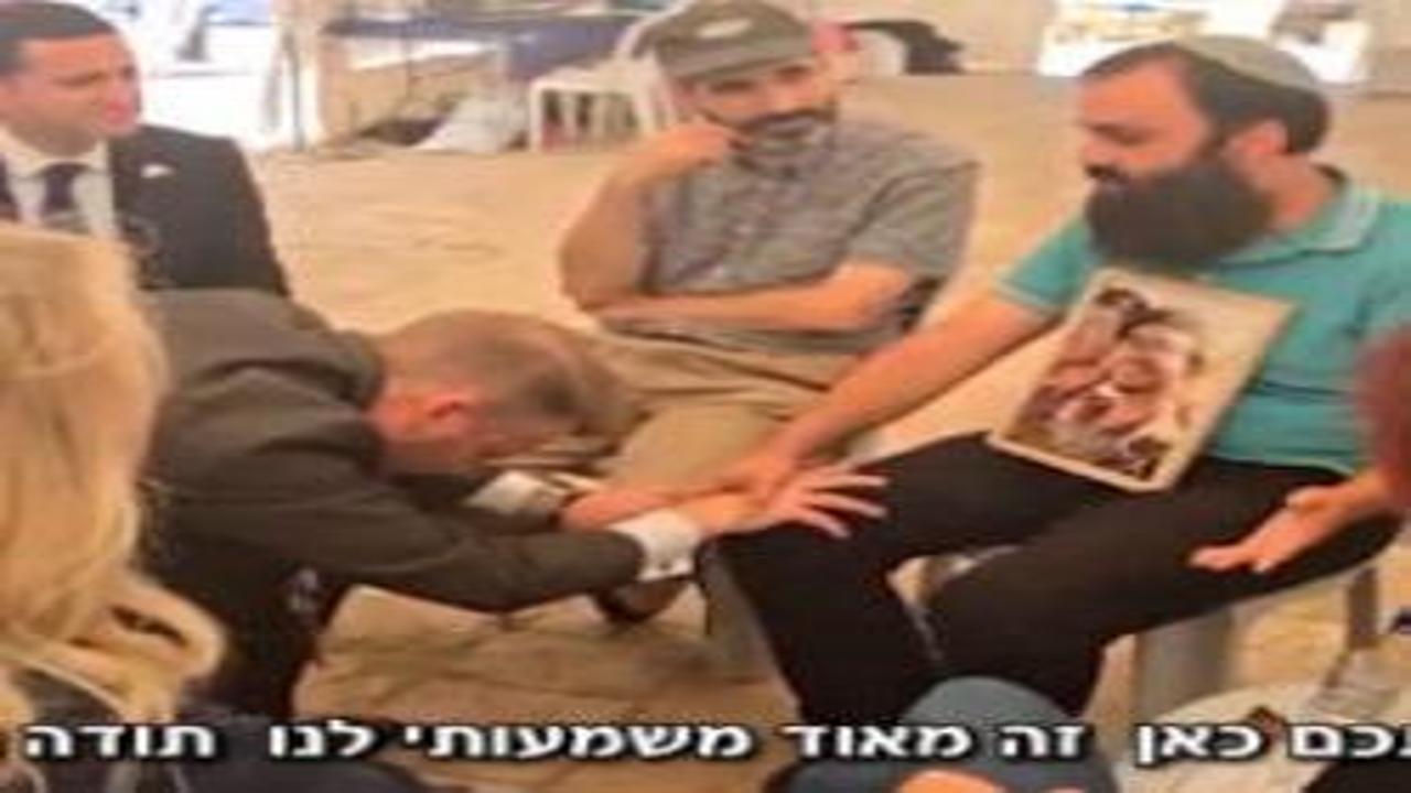 İsveçli vekilden tarihe geçecek skandal: İsrailli adamın önünde diz çöküp ağladı