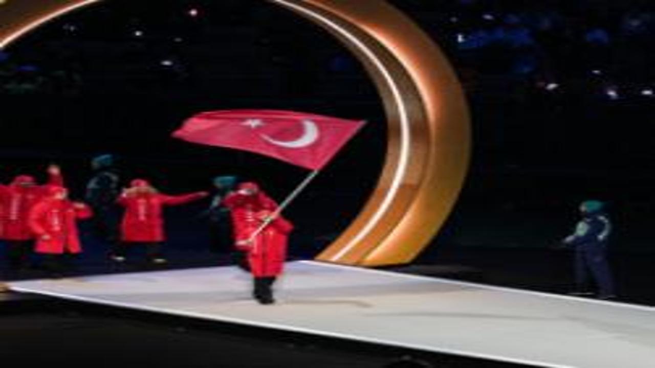 Kış Olimpiyatları başladı! Milli sporcularımız Türk bayrağıyla sahnede