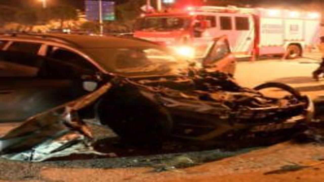 Maltepe'de iki otomobil kafa kafaya çarpıştı: 6 yaralı