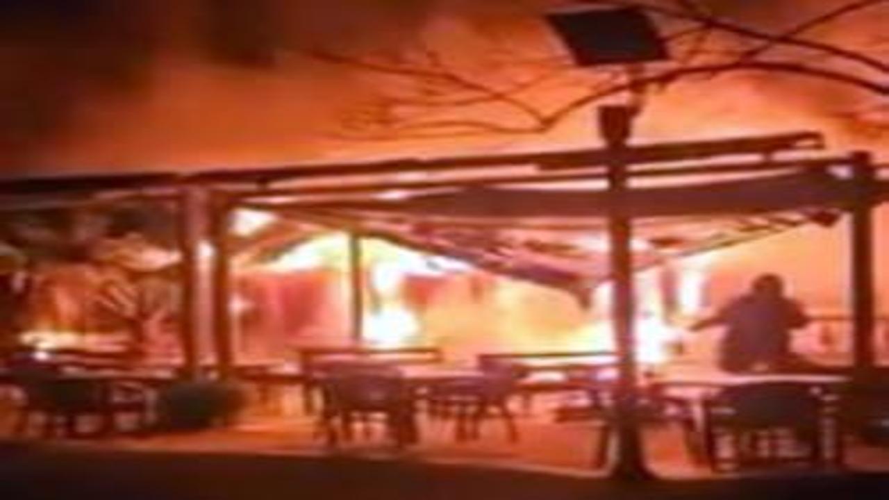 Avcılar'da parkın içindeki kafe alev alev yandı