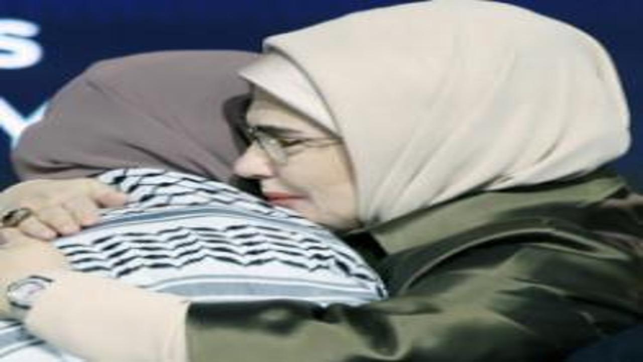 Ödül törenine damga vuran anlar! Şehit annesi Emine Erdoğan'a kefiye giydirdi