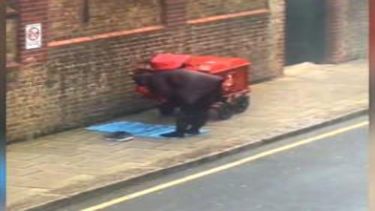 İngiltere bu görüntüleri konuşuyor! Sokakta namaz kılan postacıya hayran kaldılar