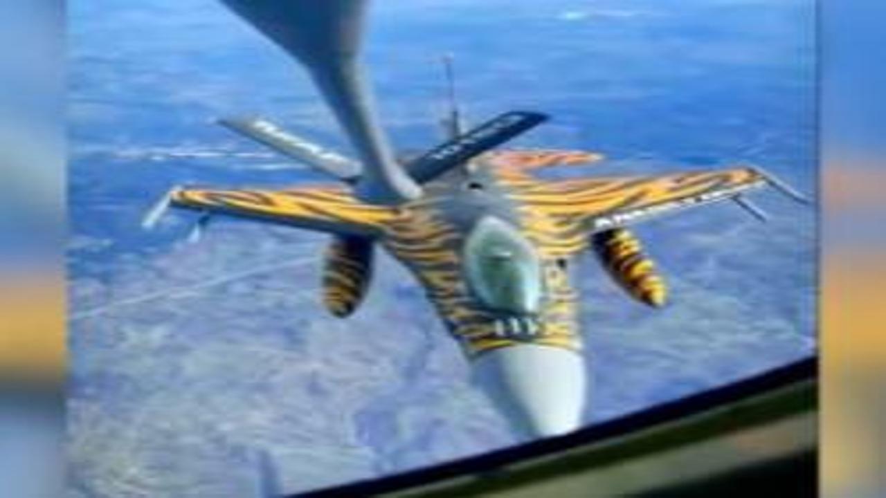 NATO'dan sürpriz paylaşımı: Türk F-16'ları Romanya hava sahasına imzasını attı