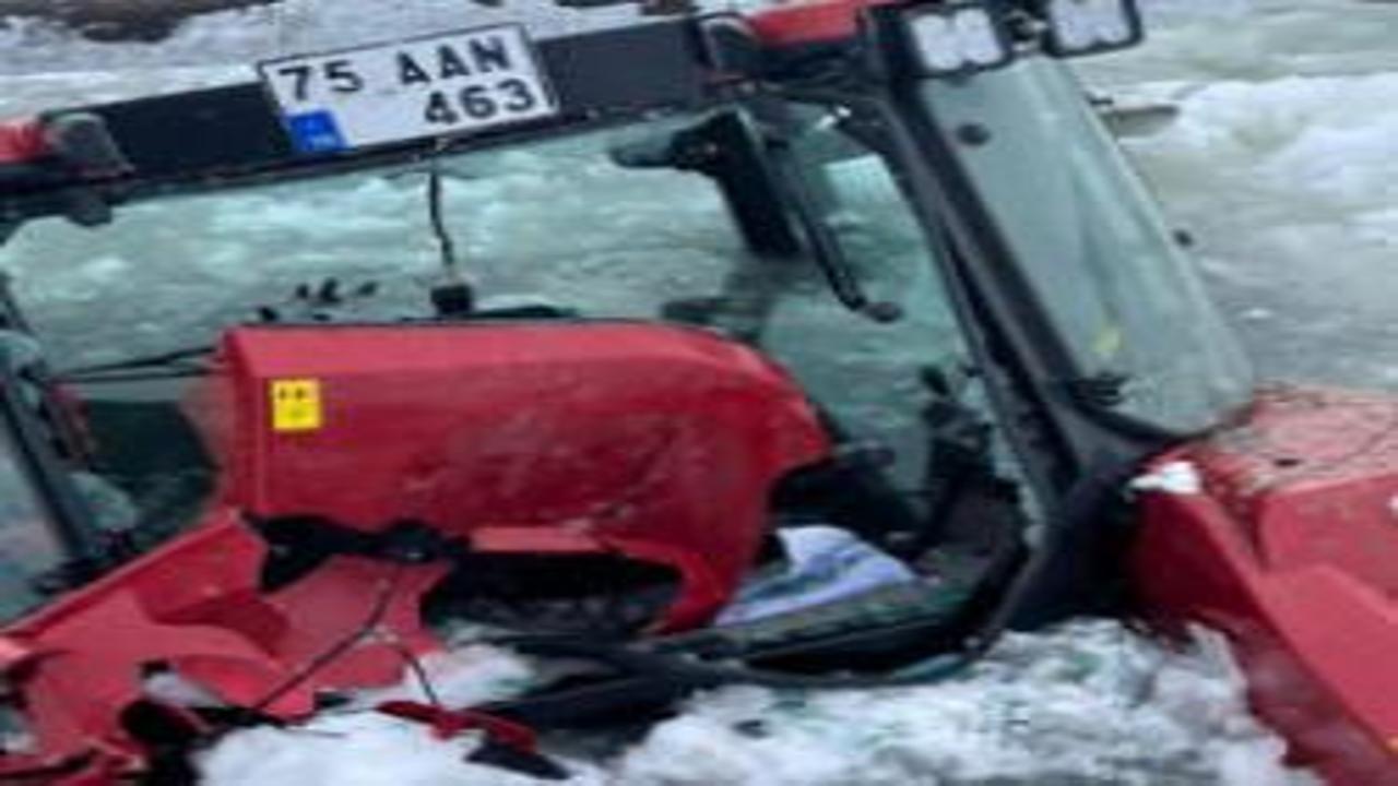 Çıldır Gölü'nde korku dolu anlar! Traktör suya gömüldü