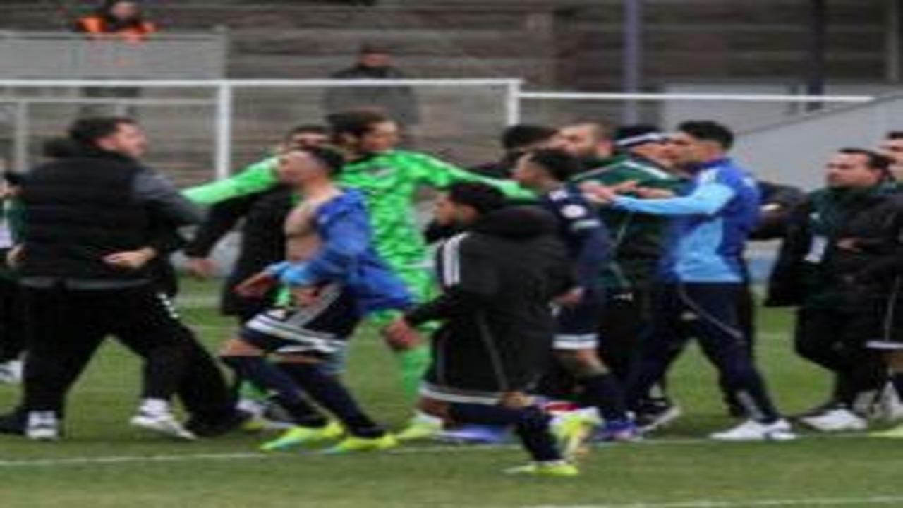 1. Lig maçında kavga çıktı! Futbolcular birbirine girdi