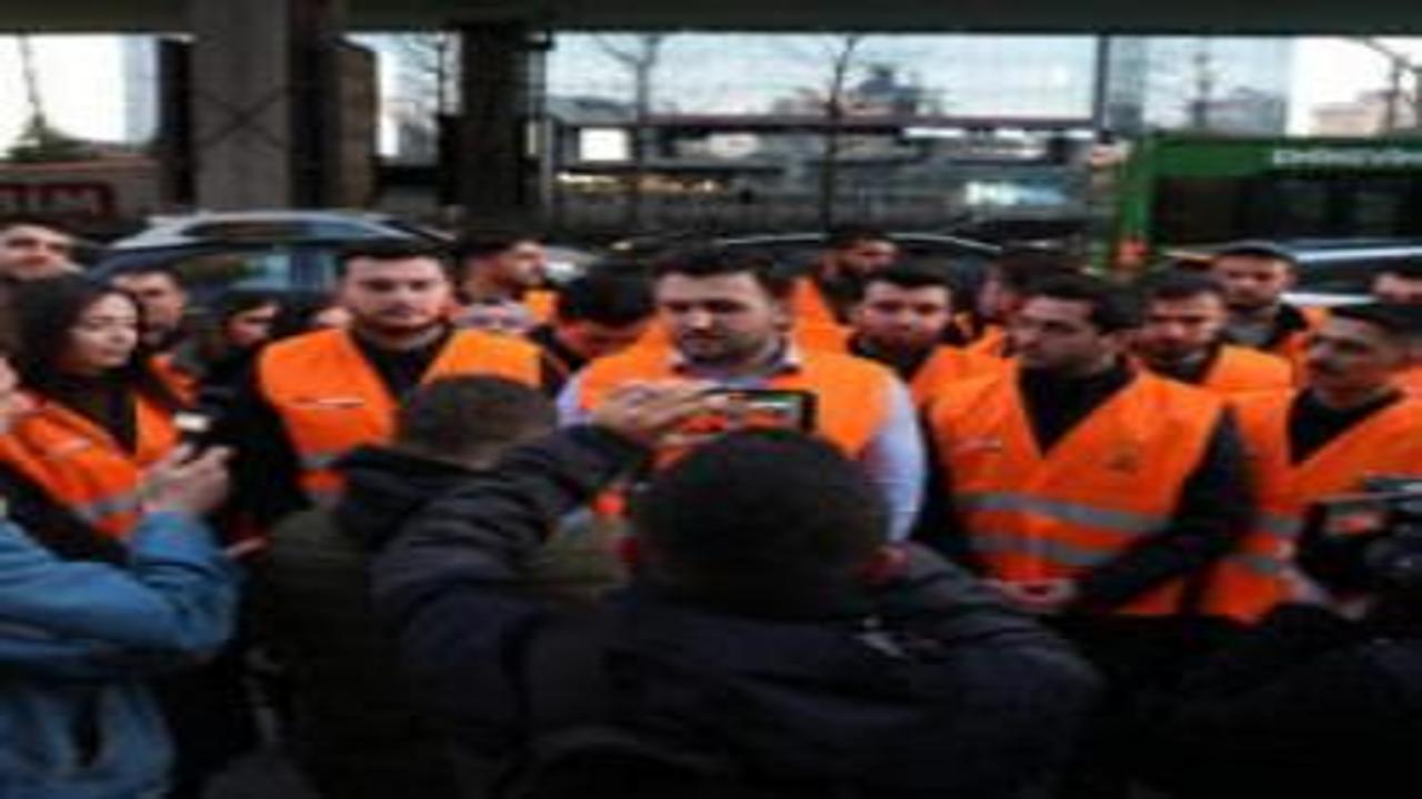 AK Parti Gençlik Kolları İstanbul trafiğinde kalan vatandaşın imdadına yetişti