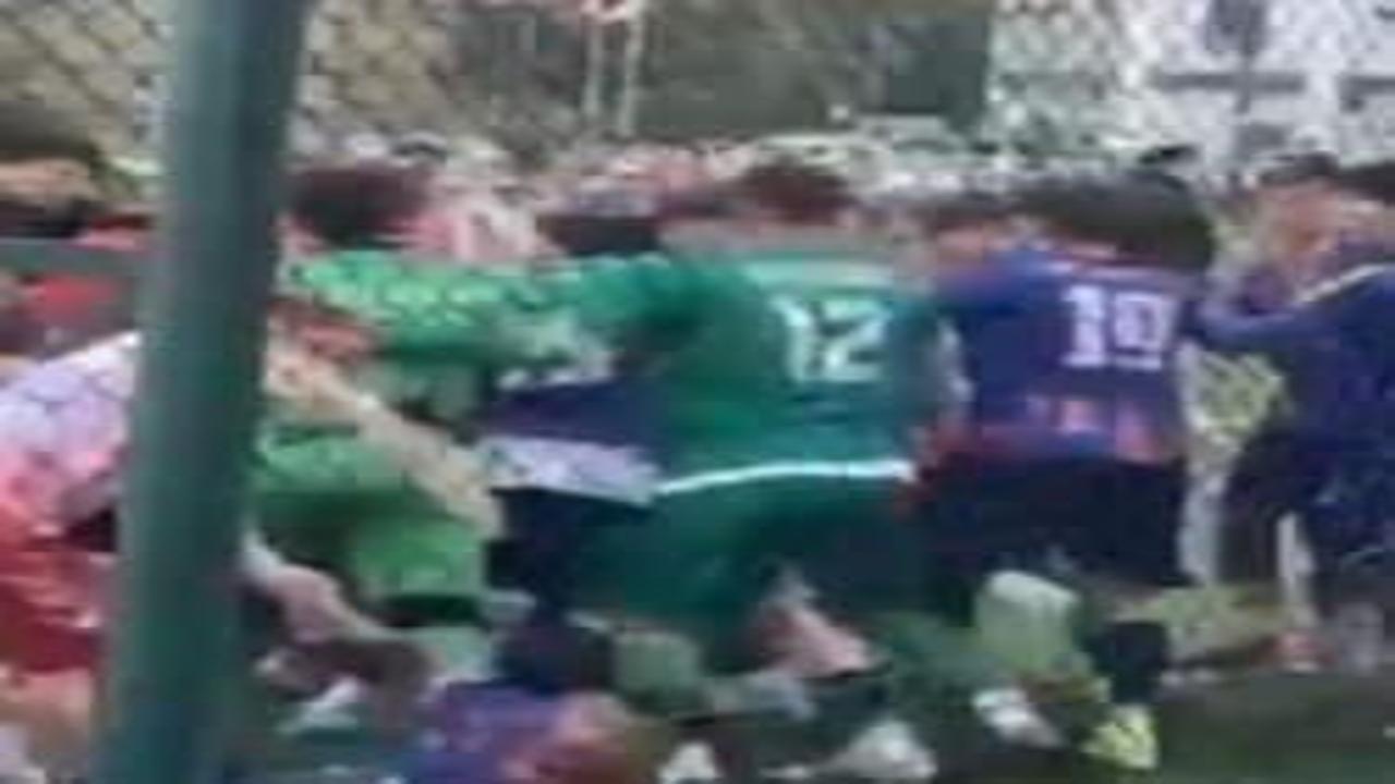 Amatör maç ringe döndü! Saha bir anda karıştı: Kavgaya seyirciler de dahil oldu